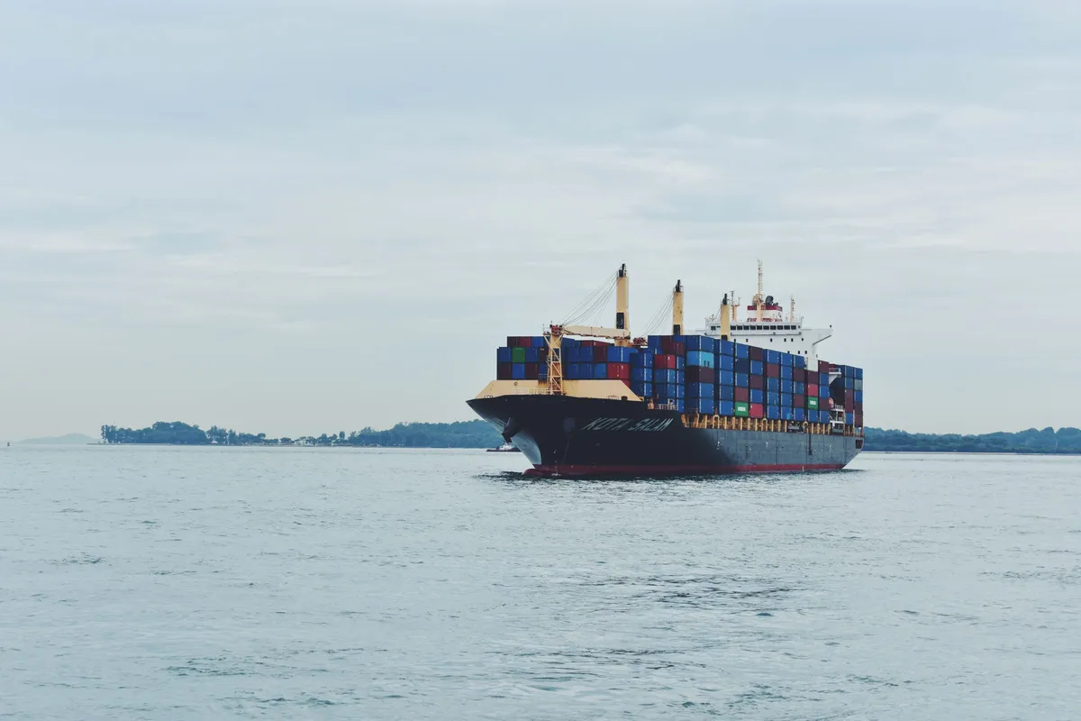 Buque portacontenedores navegando cargado en mar abierto.